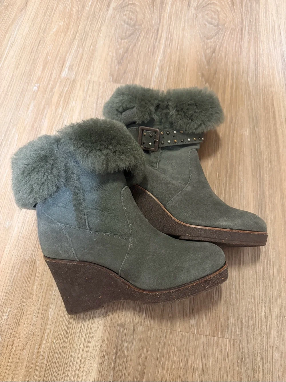EMU Australia Heighton Low Sheepskin Wedge Boots 7 Dark Olive Gray Water Resista